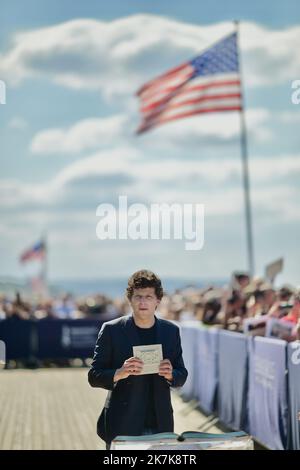 ©FRANCK CASTEL/MAXPPP - 20140003 DEAUVILLE, FRANCE - SEPTEMBER 04 Jesse Eisenberg poses during the unveiling of his dedicated beach locker room on the Promenade des Planches during the 48th Deauville American Film Festival on September 04, 2022 in Deauville, France. Stock Photo