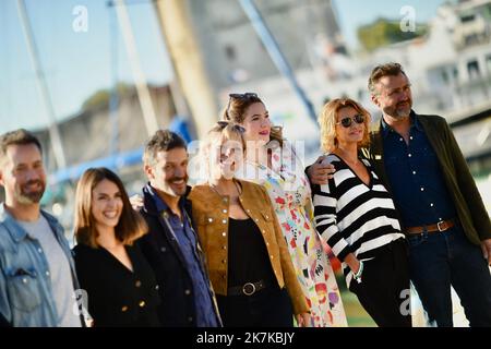 ©franck castel/MAXPPP - 20220009 LA ROCHELLE, FRANCE - SEPTEMBER 17 Kamel Belghazi, Julie Debazac, Charlotte Gaccio, Ingrid Chauvin and Alexandre Brasseur attend the Demain nous appartient attends the photocall during the La Rochelle Fiction Festival on September 17, 2022 in La Rochelle, France. Stock Photo