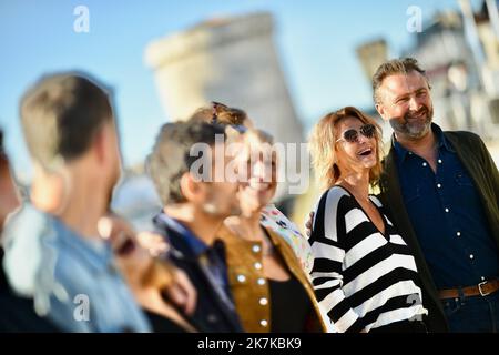 ©franck castel/MAXPPP - 20220009 LA ROCHELLE, FRANCE - SEPTEMBER 17 Kamel Belghazi, Julie Debazac, Charlotte Gaccio, Ingrid Chauvin and Alexandre Brasseur attend the Demain nous appartient attends the photocall during the La Rochelle Fiction Festival on September 17, 2022 in La Rochelle, France. Stock Photo