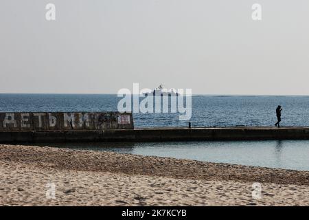 ©Thibault Savary / Le Pictorium/MAXPPP - Odessa 26/03/2022 Thibault Savary / Le Pictorium - 26/3/2022 - Ukraine / Odessa - Un navire de guerre Ukrainien patrouille en face de la ville dans le but de chasser toute menace, parfois en tirant en direction d'un navire non identifie ou battant pavillon Russe. / 26/3/2022 - Ukraine / Odessa - An Ukrainian warship is patrolling in front of the city in order to chase and push away any threats, sometimes by striking towards every unidentified vessel or with a Russian flag. Stock Photo