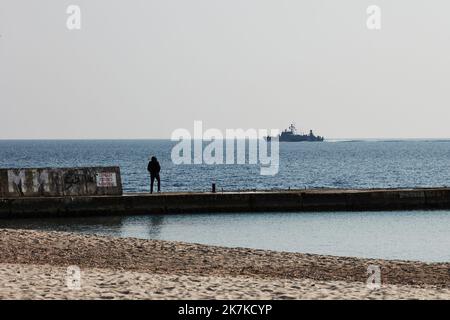 ©Thibault Savary / Le Pictorium/MAXPPP - Odessa 26/03/2022 Thibault Savary / Le Pictorium - 26/3/2022 - Ukraine / Odessa - Un navire de guerre Ukrainien patrouille en face de la ville dans le but de chasser toute menace, parfois en tirant en direction d'un navire non identifie ou battant pavillon Russe. / 26/3/2022 - Ukraine / Odessa - An Ukrainian warship is patrolling in front of the city in order to chase and push away any threats, sometimes by striking towards every unidentified vessel or with a Russian flag. Stock Photo