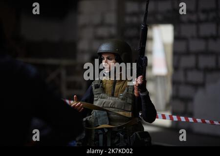 ©Thibault Savary / Le Pictorium/MAXPPP - Odessa 23/03/2022 Thibault Savary / Le Pictorium - 23/3/2022 - Ukraine / Odessa - Pour preparer les civils, les forces Ukrainiennes ont mis en place des camps d'entrainement, ou n'importe quel civil peut apprendre le maniement des armes. On leur enseigne des bases de deploiement, mouvements avec une arme et tactiques, et comment charger et nettoyer une arme entre autres connaissances pour se battre. / 23/3/2022 - Ukraine / Odessa - In order to prepare the civilians, the Ukrainian forces created some training camp, where any civil Ukrainian can learn how Stock Photo