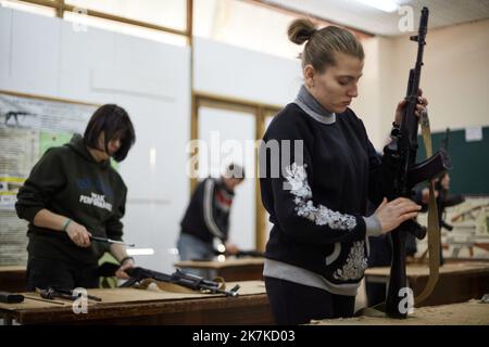 ©Thibault Savary / Le Pictorium/MAXPPP - Odessa 23/03/2022 Thibault Savary / Le Pictorium - 23/3/2022 - Ukraine / Odessa - Une jeune femme s'entraine a demonter une arme, l'entretenir et la reparer. Civile, comme les autres, elle n'avait jamais manie une arme auparavant. Devant la possible invasion Russe dans sa ville, elle souhaite apprendre et se rendre utile. / 23/3/2022 - Ukraine / Odessa - A woman is training on how to unbuild, maintain and repair a weapon. As civilian, like the others, she never carried or used a weapon before. Facing the possible threat of an invasion, she is eager to l Stock Photo