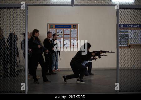 ©Thibault Savary / Le Pictorium/MAXPPP - Odessa 23/03/2022 Thibault Savary / Le Pictorium - 23/3/2022 - Ukraine / Odessa - Pour preparer les civils, les forces Ukrainiennes ont mis en place des camps d'entrainement, ou n'importe quel civil peut apprendre le maniement des armes. On leur enseigne des bases de deploiement, mouvements avec une arme et tactiques, et comment charger et nettoyer une arme entre autres connaissances pour se battre. / 23/3/2022 - Ukraine / Odessa - In order to prepare the civilians, the Ukrainian forces created some training camp, where any civil Ukrainian can learn how Stock Photo