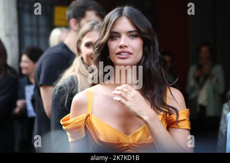 MILAN - SEPTEMBER 23: Top model after Ermanno Scervino fashion show, Milan  Fashion Week street style on September 23, 2017 in Milan Stock Photo - Alamy