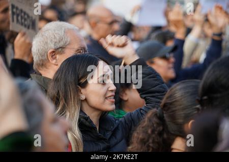 ©Thibault Savary / Le Pictorium/MAXPPP - Copenhague 24/09/2022 Thibault Savary / Le Pictorium - 24/9/2022 - Danemark / Copenhague - Une jeune femme d'origine Iranienne scande des slogans anti regime. / 24/9/2022 - Denmark / Copenhagen - A woman is shouting anti regime claims. Stock Photo