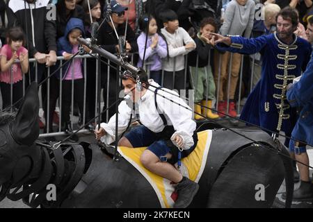 ©PHOTOPQR/LE PROGRES/Joël PHILIPPON - Villeurbanne 25/09/2022 - Grand Prix de Villeurbanne Royal de Luxe. 25 septembre 2022 -Course de chiens géants de la compagnie Royal de Luxe à Villeurbanne, le Bull Machin de Villeurbanne affronte Xolo sur une course effrénée dans les rues de Villeurbanne capitale française de la culture 2022. Royal de Luxe street theatre company roams the streets of Villeurbanne, in the north-eastern outskirts of Lyon, on September 25, 2022. Stock Photo