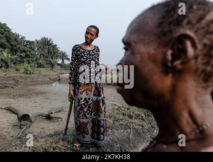 ©Sadak Souici / Le Pictorium/MAXPPP - 21/01/2022 Sadak Souici / Le Pictorium - 21/1/2022 - Nigeria - « Les coquillages que nous consommons nous empoisonnent, mais nous n'avons guere le choix pour survivre » racontent Theresa Filima et Justina Sagha, deux agricultrices de 60 et 42 ans. Dans le Delta du Niger, d'ou jaillissent quotidiennement pres de 2% de la production mondiale d'hydrocarbures, les marees noires se multiplient et ruinent d'innombrables communautes de pecheurs et d'agriculteurs. Si certains ont assigne en justice les majors petrolieres responsables du desastre, les indemnites e Stock Photo