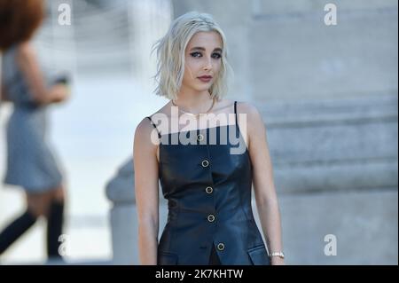 Emma Chamberlain attending the Louis Vuitton Womenswear Fall/Winter 2022/2023  show as part of Paris Fashion Week in Paris, France on March 07, 2022.  Photo by Aurore Marechal/ABACAPRESS.COM Stock Photo - Alamy