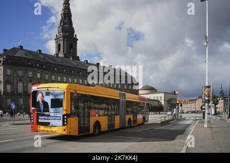 ©Thibault Savary / Le Pictorium/MAXPPP - Copenhague 08/10/2022 Thibault Savary / Le Pictorium - 8/10/2022 - Danemark / Copenhague - Une publicite politique sur bus de Copenhague, devant Christiansborg. / 8/10/2022 - Denmark / Copenhagen - A political advertising on a Danish bus, in front of Christiansborg. Stock Photo