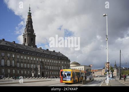 ©Thibault Savary / Le Pictorium/MAXPPP - Copenhague 08/10/2022 Thibault Savary / Le Pictorium - 8/10/2022 - Danemark / Copenhague - Une publicite politique sur bus de Copenhague, devant Christiansborg. / 8/10/2022 - Denmark / Copenhagen - A political advertising on a Danish bus, in front of Christiansborg. Stock Photo