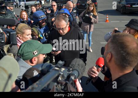 Non Exclusive: KYIV, UKRAINE - OCTOBER 17, 2022 - Advisor to the Minister of Internal Affairs Anton Herashchenko speaks with journalists at the site o Stock Photo