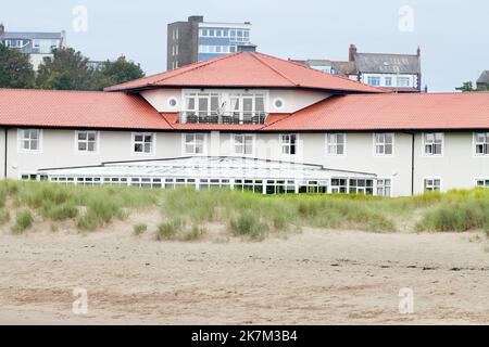 The little Haven hotel at the mouth of the river Tyne, South Shields, Newcastle, England. Stock Photo
