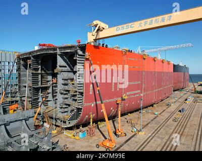 YANTAI, CHINA - OCTOBER 18, 2022 - Multiple ship sections are under simultaneous construction at Daewoo Shipbuilding and Marine Engineering (Shandong) Stock Photo