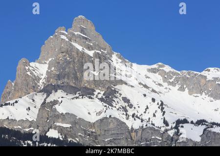 Aiguille de Waran. Les Aiguilles de Warens. 2.544 m. Massif du Giffre. Faucigny. Haute-Savoie. Auvergne-Rhône-Alpes. France. Europe. Stock Photo