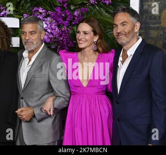 Los Angeles, California, USA. 17th Oct, 2022. Cast members George Clooney, Julia Roberts and director Ol Parker (L-R)battend the premiere of the romantic comedy motion picture 'Ticket to Paradise' at the Regency Village Theatre in the Westwood section of Los Angeles on Monday, October 17, 2022. Storyline: Two divorced parents, David and Georgia Cotton, travel to Bali after learning that their daughter, Lily, is planning to marry a man named Gede, whom she has just met. Credit: UPI/Alamy Live News Stock Photo