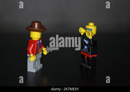 On a foggy night, a policeman and a thief - toys Stock Photo