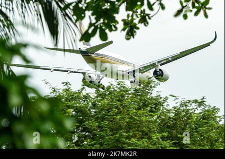 Singapore Airlines Airbus A350-941 on final approach into Singapore Changi airport Stock Photo