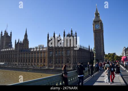 London, UK. 18th October 2022. Clear blue sky over Houses of Parliament and Big Ben on a warm day. Credit: Vuk Valcic/Alamy Live News Stock Photo