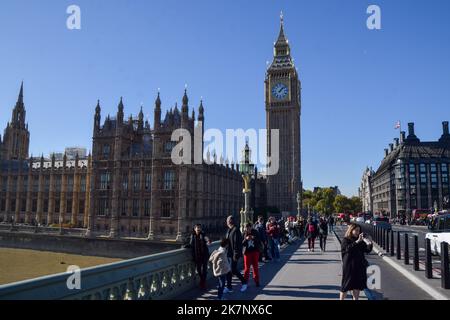 London, UK. 18th Oct, 2022. General view of Houses of Parliament, Westminster Bridge and Big Ben on a clear day. (Photo by Vuk Valcic/SOPA Images/Sipa USA) Credit: Sipa USA/Alamy Live News Stock Photo