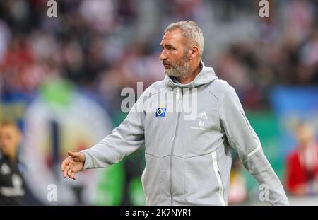 Leipzig, Germany. 18th Oct, 2022. Soccer: DFB Cup, 2nd round, RB Leipzig - Hamburger SV at the Red Bull Arena. Hamburg's coach Tim Walter comes to the stadium. Credit: Jan Woitas/dpa - Nutzung nur nach schriftlicher Vereinbarung mit der dpa/Alamy Live News Stock Photo