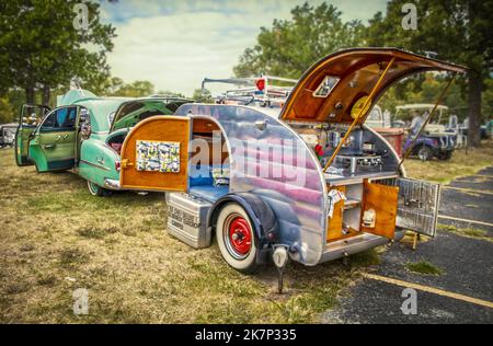 09-24-2022 Grand Lake Oklahoma - Vintage 1952 Chevy Deluxe teal car with Silver 1954 Chevy teardop camping trailer with kitchen in back opened up for Stock Photo