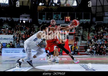 Varese, Italy. 16th Oct, 2022. Markel Brown #22 of Pallacanestro Varese OpenJobMetis in action during the LBA Lega Basket A 2022/23 Regular Season game between OpenJobMetis Varese and Dolomiti Energia Trentino at Enerxenia Arena, Varese. Final score: Varese 91 - 94 Trentino (Photo by Fabrizio Carabelli/SOPA Images/Sipa USA) Credit: Sipa USA/Alamy Live News Stock Photo