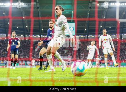 Leipzig, Germany. 18th Oct, 2022. Soccer: DFB Cup, 2nd round, RB Leipzig - Hamburger SV at the Red Bull Arena. Leipzig's Yussuf Poulsen scores to make it 1:0. Credit: Jan Woitas/dpa - Nutzung nur nach schriftlicher Vereinbarung mit der dpa/Alamy Live News Stock Photo