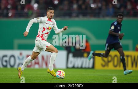 Leipzig, Germany. 18th Oct, 2022. Soccer: DFB Cup, 2nd round, RB Leipzig - Hamburger SV at the Red Bull Arena. Leipzig's Andre Silva on the ball. Credit: Jan Woitas/dpa - Nutzung nur nach schriftlicher Vereinbarung mit der dpa/Alamy Live News Stock Photo