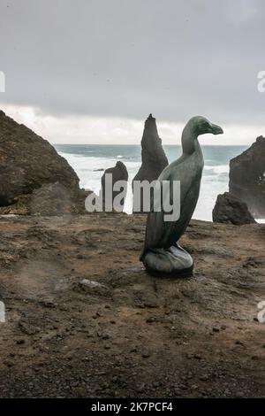 Stormy seas, pinnacles and great auk statue (Pinguinus impennis), Reykjanes Peninsula, Iceland Stock Photo