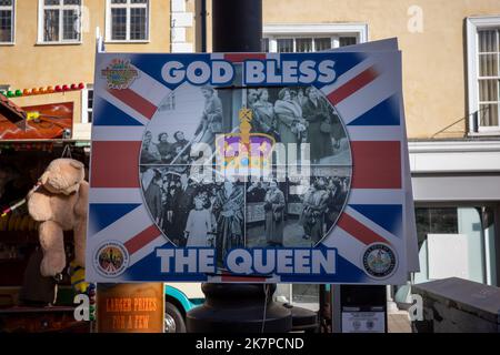 God bless the queen sign in Cirencester high street (Oct22) Stock Photo