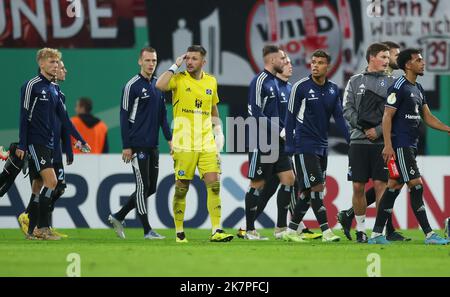 Leipzig, Germany. 18th Oct, 2022. Soccer: DFB Cup, 2nd round, RB Leipzig - Hamburger SV at the Red Bull Arena. Hamburg players react disappointed after the defeat. Credit: Jan Woitas/dpa - Nutzung nur nach schriftlicher Vereinbarung mit der dpa/Alamy Live News Stock Photo