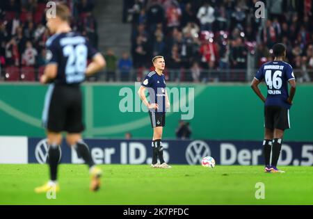 Leipzig, Germany. 18th Oct, 2022. Soccer: DFB Cup, 2nd round, RB Leipzig - Hamburger SV at the Red Bull Arena. Hamburg players react disappointed after the defeat. Credit: Jan Woitas/dpa - Nutzung nur nach schriftlicher Vereinbarung mit der dpa/Alamy Live News Stock Photo