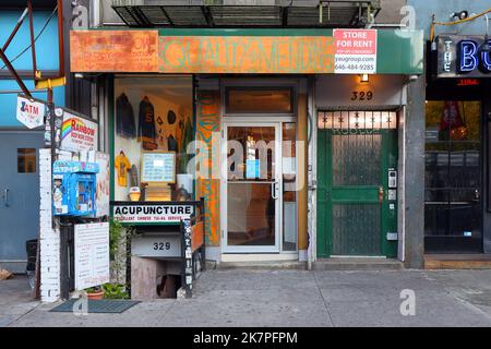 The Quality Mending Co, Rainbow Bodywork, 329 Bowery, New York, NYC storefront photo of a vintage clothing store, and massage service in Manhattan Stock Photo