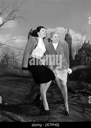 Doris Day and Kitty Kallen in Central Park, New York                            Kitty Kallen (1921 – 2016) American singer and Doris Day (1922 – 2019) was an American actress and singer Stock Photo