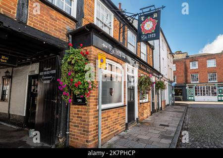 The Tudor Rose pub in Romsey, Hampshire, England, UK a historic inn Stock Photo