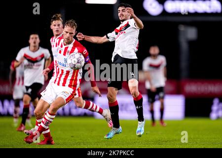ALMERE, NETHERLANDS - OCTOBER 18: Rick Stuy van den Herik of TOP Oss, Jose Pascual of Almere City FC during the Dutch TOTO KNVB Cup match between Almere City FC and TOP Oss at Yanmar Stadion on October 18, 2022 in Almere, Netherlands (Photo by Patrick Goosen/Orange Pictures) Stock Photo