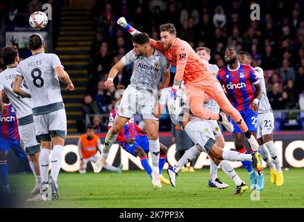 Wolverhampton Wanderers goalkeeper Jose Sa punches the ball clear during the Premier League match at Selhurst Park, London. Picture date: Tuesday October 18, 2022. Stock Photo