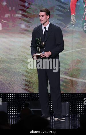 Milan, Italy. 17th Oct, 2022. Dusan Vlahovic wins the award for best forward Serie A 2021/22 during the Gran Gala del Calcio AIC 2022 at Rho Fiera Milano, Milan. Credit: SOPA Images Limited/Alamy Live News Stock Photo