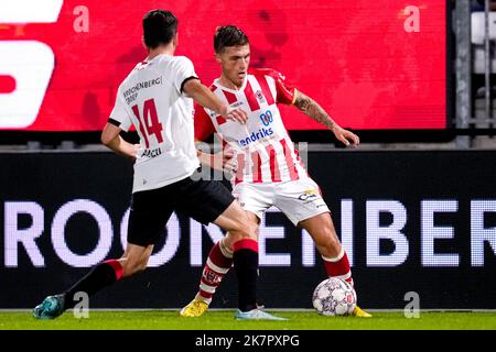 ALMERE, NETHERLANDS - OCTOBER 18: Jose Pascual of Almere City FC, Dean van der Sluys of TOP Oss during the Dutch TOTO KNVB Cup match between Almere City FC and TOP Oss at Yanmar Stadion on October 18, 2022 in Almere, Netherlands (Photo by Patrick Goosen/Orange Pictures) Stock Photo