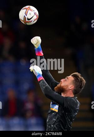 Wolverhampton Wanderers goalkeeper Jose Sa warms up ahead of the Premier League match at Selhurst Park, London. Picture date: Tuesday October 18, 2022. Stock Photo