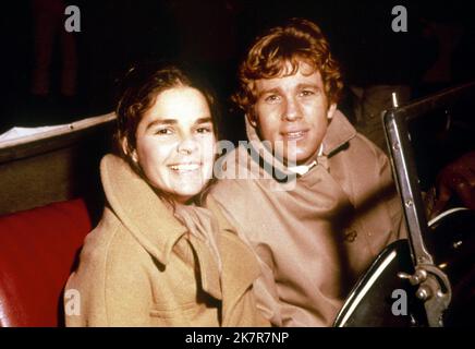 Ali Macgraw & Ryan O'Neal Film: Love Story (USA 1970) Characters: Jennifer Cavalleri, Oliver Barrett IV  Director: Arthur Hiller 16 December 1970   **WARNING** This Photograph is for editorial use only and is the copyright of PARAMOUNT and/or the Photographer assigned by the Film or Production Company and can only be reproduced by publications in conjunction with the promotion of the above Film. A Mandatory Credit To PARAMOUNT is required. The Photographer should also be credited when known. No commercial use can be granted without written authority from the Film Company. Stock Photo