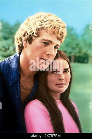 Ryan O'Neal & Ali Macgraw Film: Love Story (USA 1970) Characters: Oliver Barrett IV, Jennifer Cavalleri  Director: Arthur Hiller 16 December 1970   **WARNING** This Photograph is for editorial use only and is the copyright of PARAMOUNT and/or the Photographer assigned by the Film or Production Company and can only be reproduced by publications in conjunction with the promotion of the above Film. A Mandatory Credit To PARAMOUNT is required. The Photographer should also be credited when known. No commercial use can be granted without written authority from the Film Company.