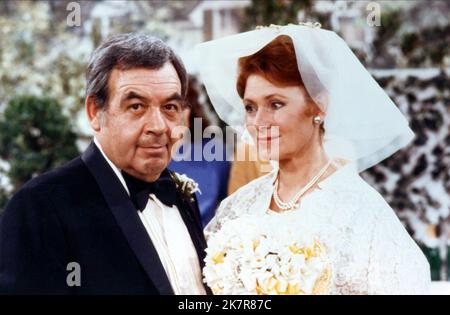 Tom Bosley & Marion Ross Television: Happy Days (TV-Serie) Characters: Howard Cunningham, Marion Cunningham  Usa 1974–1984, 15 January 1974   **WARNING** This Photograph is for editorial use only and is the copyright of ABC and/or the Photographer assigned by the Film or Production Company and can only be reproduced by publications in conjunction with the promotion of the above Film. A Mandatory Credit To ABC is required. The Photographer should also be credited when known. No commercial use can be granted without written authority from the Film Company. Stock Photo
