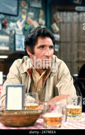 Judd Hirsch Television: Taxi (TV-Serie) Characters: Alex Reiger  Usa 1963-1964, 12 September 1978   **WARNING** This Photograph is for editorial use only and is the copyright of PARAMOUNT TELEVISION and/or the Photographer assigned by the Film or Production Company and can only be reproduced by publications in conjunction with the promotion of the above Film. A Mandatory Credit To PARAMOUNT TELEVISION is required. The Photographer should also be credited when known. No commercial use can be granted without written authority from the Film Company. Stock Photo