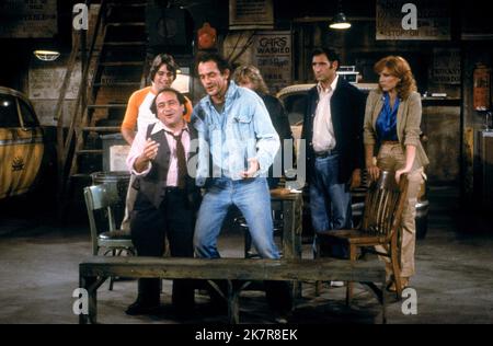 Tony Danza, Danny Devito, Christopher Lloyd, Judd Hirsch & Marilu Henner Television: Taxi (TV-Serie) Characters: Tony Banta, Louie De Palma, Reverend Jim Ignatowski, Alex Reiger, Elaine O'Connor-Nardo  Usa 1963-1964, 12 September 1978   **WARNING** This Photograph is for editorial use only and is the copyright of PARAMOUNT TELEVISION and/or the Photographer assigned by the Film or Production Company and can only be reproduced by publications in conjunction with the promotion of the above Film. A Mandatory Credit To PARAMOUNT TELEVISION is required. The Photographer should also be credited when Stock Photo