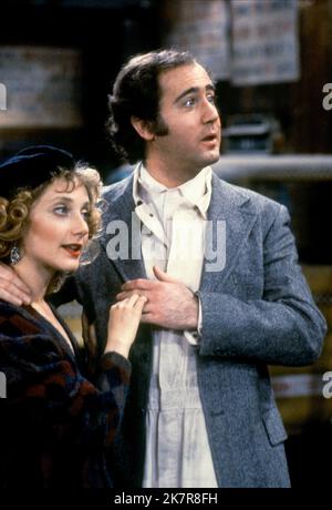 Carol Kane & Andy Kaufman Television: Taxi (TV-Serie) Characters: Simka Dahblitz-Gravas, Latka Gravas  Usa 1963-1964, 12 September 1978   **WARNING** This Photograph is for editorial use only and is the copyright of PARAMOUNT TELEVISION and/or the Photographer assigned by the Film or Production Company and can only be reproduced by publications in conjunction with the promotion of the above Film. A Mandatory Credit To PARAMOUNT TELEVISION is required. The Photographer should also be credited when known. No commercial use can be granted without written authority from the Film Company. Stock Photo