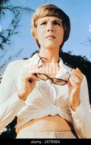 Julie Andrews Film: The Tamarind Seed (USA/UK 1974) Characters: Judith Farrow  Director: Blake Edwards 11 July 1974   **WARNING** This Photograph is for editorial use only and is the copyright of LORIMAR and/or the Photographer assigned by the Film or Production Company and can only be reproduced by publications in conjunction with the promotion of the above Film. A Mandatory Credit To LORIMAR is required. The Photographer should also be credited when known. No commercial use can be granted without written authority from the Film Company. Stock Photo