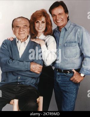 Lionel Stander, Stefanie Powers & Robert Wagner Television: Hart To Hart (TV-Serie) Characters: Max,Jennifer Hart & Jonathan Hart  Usa 1979-1984, Director: Sidney Sheldon 25 August 1979   **WARNING** This Photograph is for editorial use only and is the copyright of ABC and/or the Photographer assigned by the Film or Production Company and can only be reproduced by publications in conjunction with the promotion of the above Film. A Mandatory Credit To ABC is required. The Photographer should also be credited when known. No commercial use can be granted without written authority from the Film Co Stock Photo