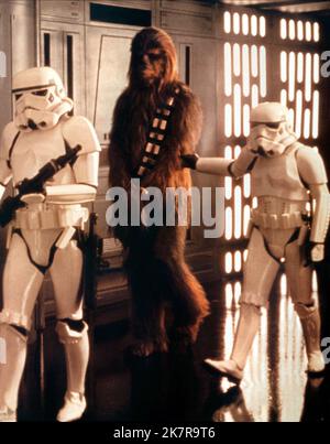 Chewbacca, Peter Mayhew Film: Star Wars: Episode Iv - A New Hope (USA 1977) Characters: Chewbacca,Chewbacca  / Neuer Titel Auch: 'Star Wars: Episode Iv – Eine Neue Hoffnung' Director: George Lucas 25 May 1977   **WARNING** This Photograph is for editorial use only and is the copyright of LUCASFILM and/or the Photographer assigned by the Film or Production Company and can only be reproduced by publications in conjunction with the promotion of the above Film. A Mandatory Credit To LUCASFILM is required. The Photographer should also be credited when known. No commercial use can be granted without Stock Photo